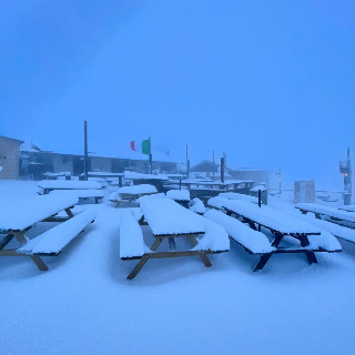 Torna l’inverno sui Monti Sibillini: neve caduta su Montegallo, Arquata e Bolognola